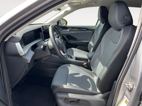Certified 2025 Volkswagen Tiguan SE FWD image 10
