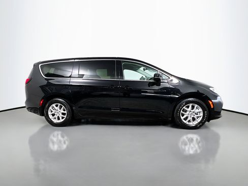Used 2024 Chrysler Pacifica Touring-L image 3