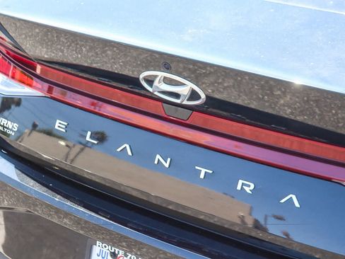 Used 2023 Hyundai Elantra SE FWD image 9