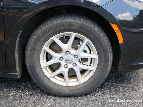 Used 2023 Chrysler Pacifica Touring-L FWD image 11