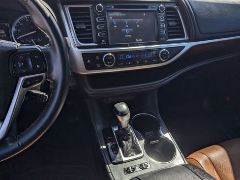 Used 2019 Toyota Highlander Limited w/ Carpet Mat Package (TMS) AWD/4WD image 10