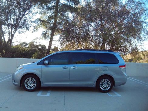 Used 2012 Toyota Sienna XLE w/ Premium Pkg FWD image 7