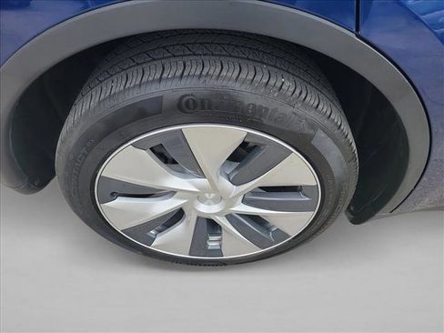 Used 2022 Tesla Model Y Long Range image 11