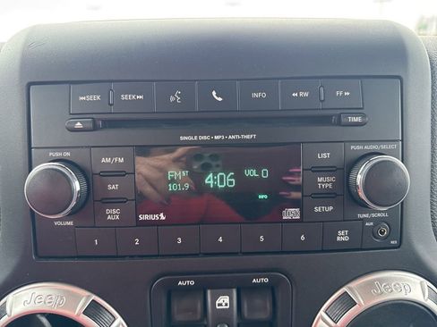 Used 2016 Jeep Wrangler Unlimited Sahara w/ Connectivity Group image 13