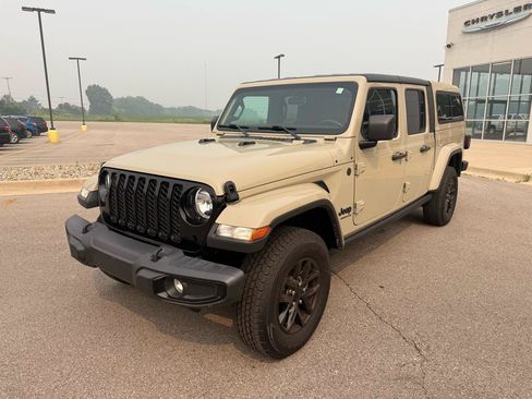 Used 2022 Jeep Gladiator Sport AWD/4WD image 7