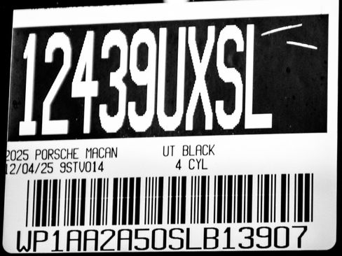 Used 2025 Porsche Macan image 30