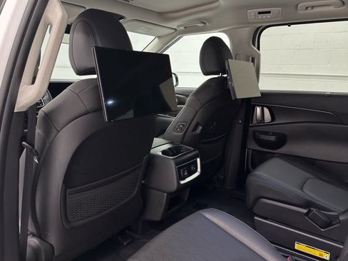 Used 2025 Kia Carnival SX FWD image 14