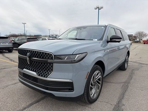Certified 2025 Lincoln Navigator L Reserve image 9