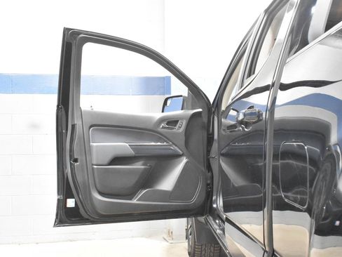 Used 2022 Chevrolet Colorado Z71 AWD/4WD image 9