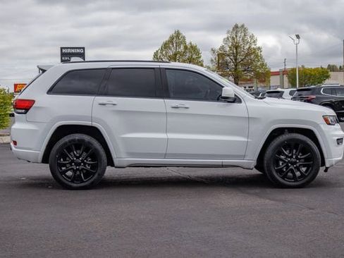 Used 2018 Jeep Grand Cherokee Altitude AWD/4WD image 5
