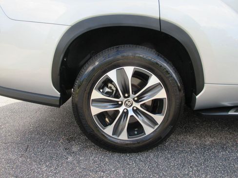 Used 2023 Toyota Highlander XLE FWD image 23