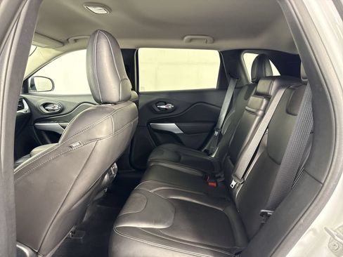 Used 2018 Jeep Cherokee Latitude Plus w/ Cold Weather Group AWD/4WD image 20
