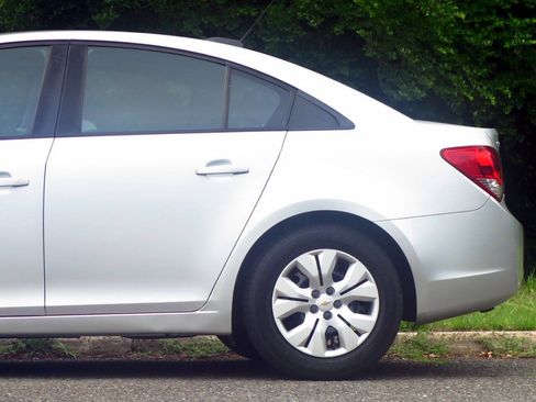 Used 2015 Chevrolet Cruze LS FWD image 22