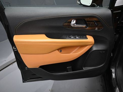 Used 2023 Chrysler Pacifica Pinnacle FWD image 11
