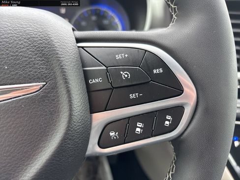 Used 2023 Chrysler Pacifica Touring-L FWD image 24