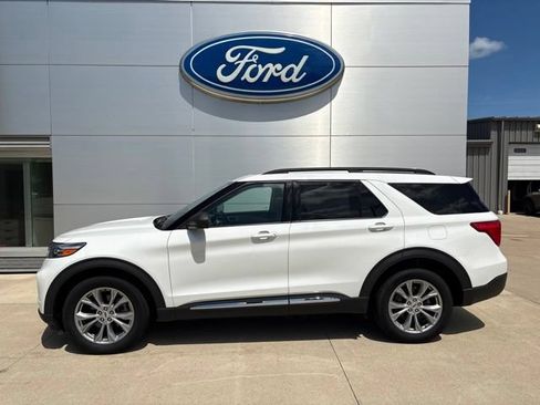 Used 2020 Ford Explorer XLT w/ Equipment Group 202A AWD/4WD image 3