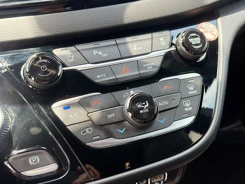 Used 2025 Chrysler Pacifica Select FWD image 16