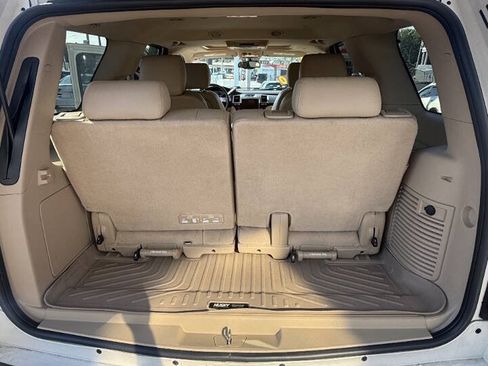 Used 2011 Cadillac Escalade Luxury AWD/4WD image 8