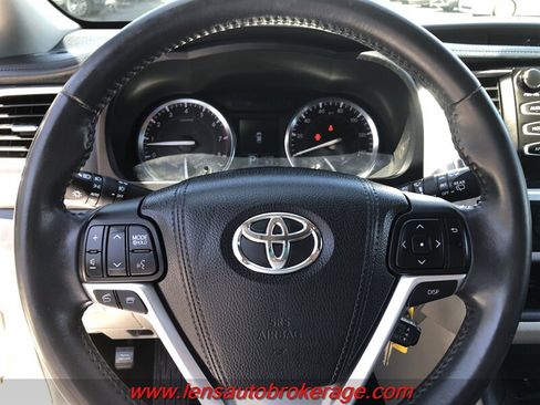 Used 2016 Toyota Highlander Plus AWD/4WD image 13