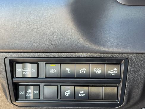 Certified 2023 Toyota Sequoia Platinum image 31