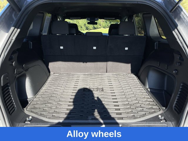 Used 2021 Jeep Grand Cherokee Laredo w/ Trailer Tow Group IV AWD/4WD image 25