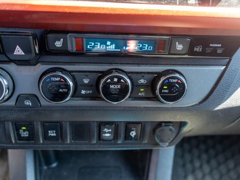 Used 2016 Toyota Tacoma TRD Sport AWD/4WD image 21
