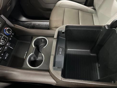 Used 2024 GMC Yukon XL SLT image 32