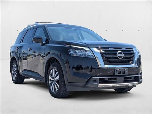 Used 2024 Nissan Pathfinder SL image 3