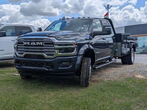 New 2026 RAM 5500 4x4 Crew Cab w/ Laramie Trim Package image 4