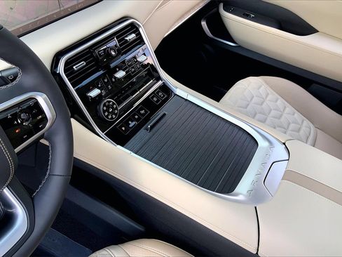 New 2025 Nissan Armada Platinum Reserve image 8