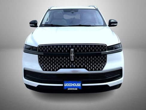 Used 2025 Lincoln Navigator Reserve AWD/4WD image 2