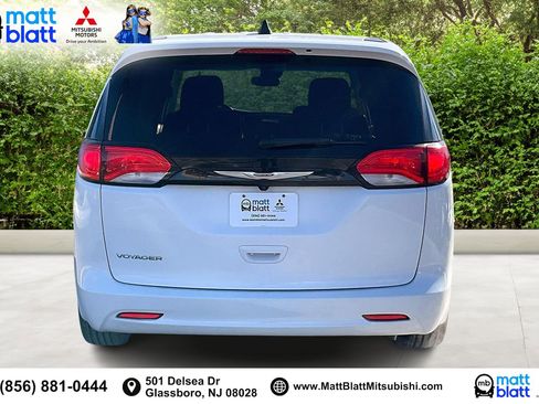 Used 2023 Chrysler Voyager LX image 5