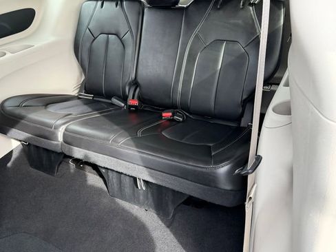 Used 2024 Chrysler Pacifica Touring-L FWD image 24