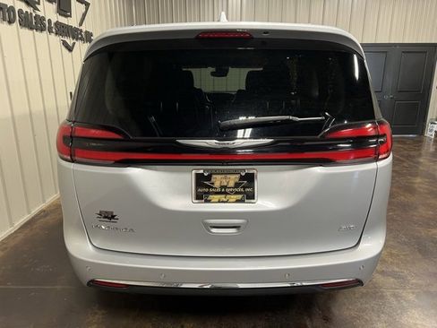 Used 2022 Chrysler Pacifica Touring-L image 9