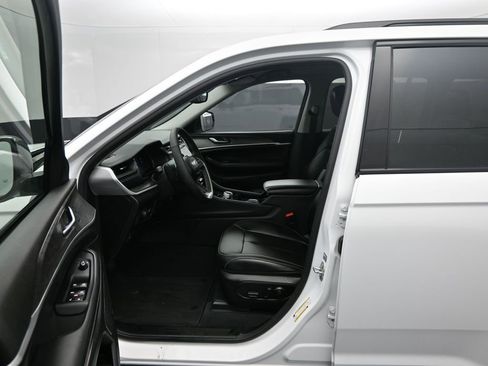 Used 2023 Jeep Grand Cherokee Limited w/ Black Appearance Package AWD/4WD image 10
