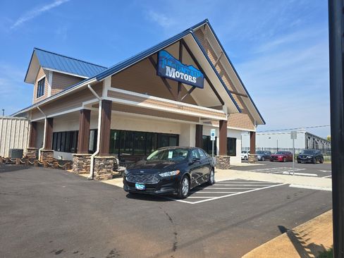 Used 2016 Ford Fusion SE image 1