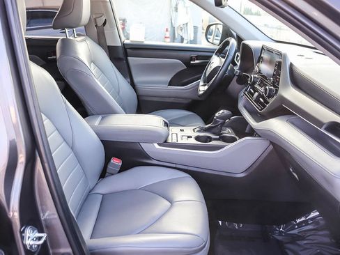 Used 2022 Toyota Highlander XLE FWD image 21