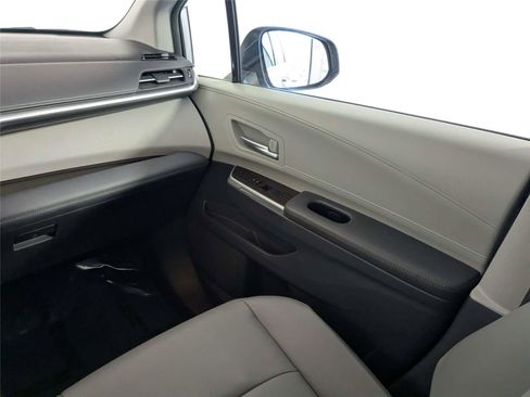 Used 2024 Toyota Sienna XLE FWD image 38