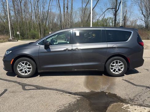 Used 2023 Chrysler Pacifica Touring-L image 2