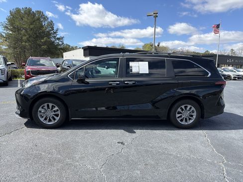 Used 2022 Toyota Sienna XLE image 4