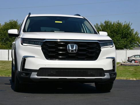 Used 2025 Honda Pilot Touring image 2