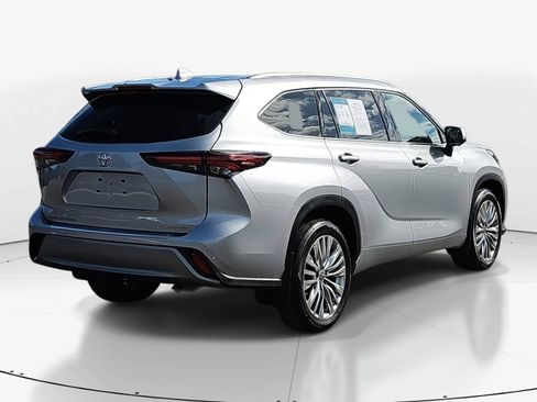 Used 2024 Toyota Highlander Platinum image 3