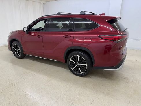 Used 2022 Toyota Highlander XSE AWD/4WD image 3