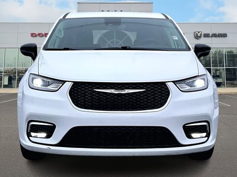 Used 2024 Chrysler Pacifica Touring-L image 6