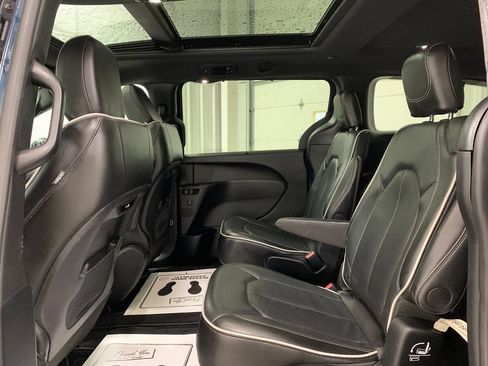 Used 2025 Chrysler Pacifica Limited FWD image 20