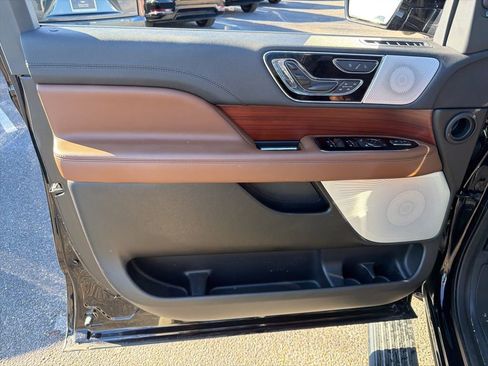 Used 2022 Lincoln Navigator Reserve image 21