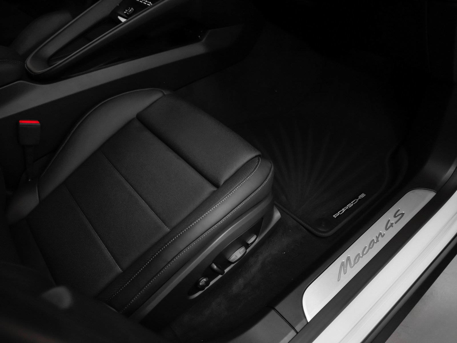 Certified 2025 Porsche Macan 4S Electric AWD/4WD image 17