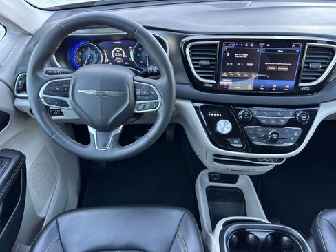 Used 2023 Chrysler Pacifica Touring-L FWD image 5