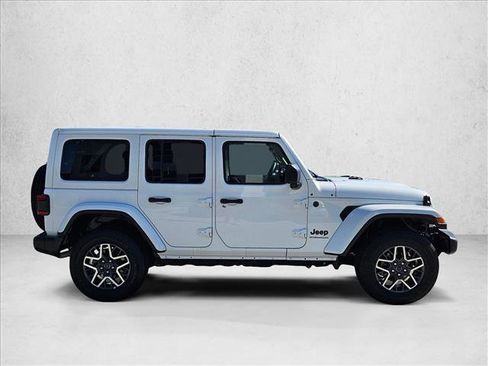 Used 2025 Jeep Wrangler Unlimited Sahara AWD/4WD image 4