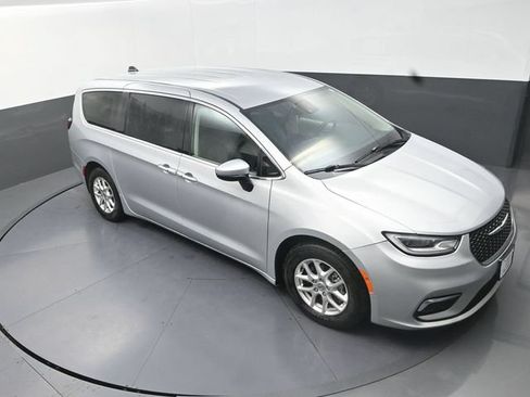 Used 2023 Chrysler Pacifica Touring-L FWD image 11